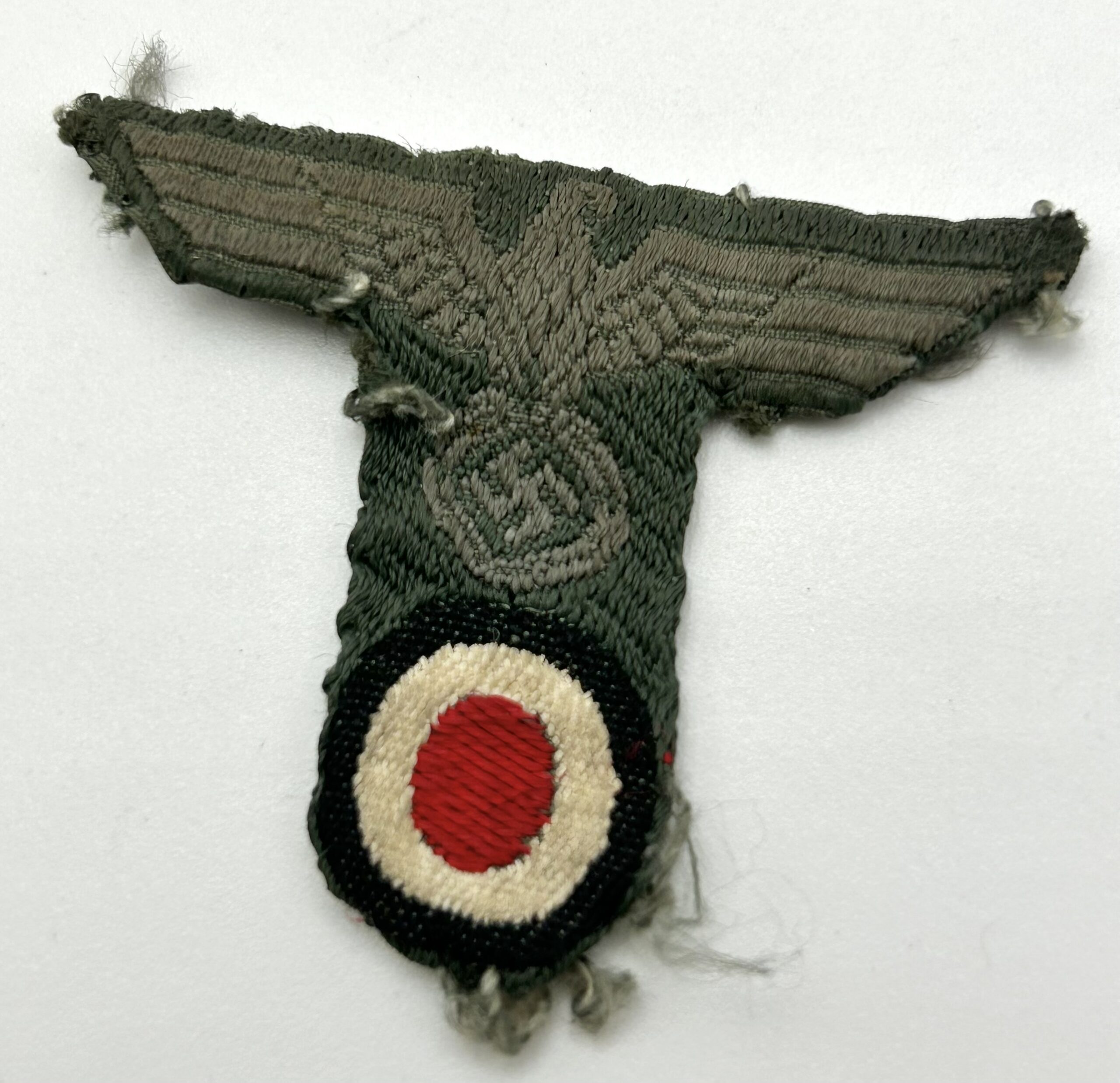 M40 Heer (Army) T-Eagle Cap Insignia - (Period Worn) - Image 2